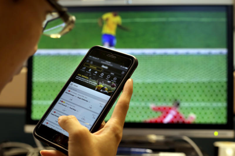 赌球赢钱后再输光 男子失信25万新元 判坐牢12个月