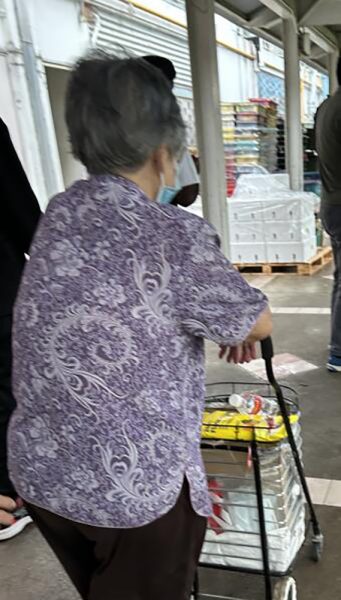 陌生嫂‘热心帮忙’ 阿嬷痛失700新元