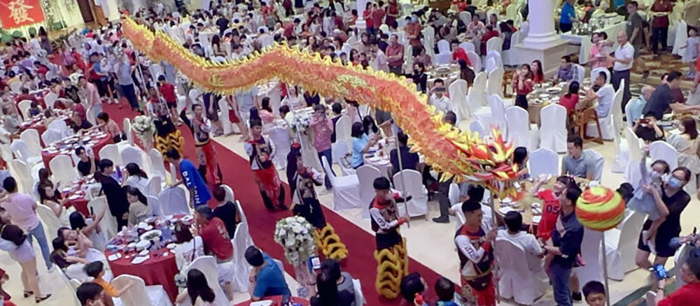 (已签发)柔:狮城二三事:餐馆办千人除夕宴 舞龙助兴食客乐翻