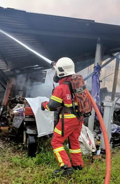 车厂起火波及房屋，连带烧毁14摩托车及3汽车