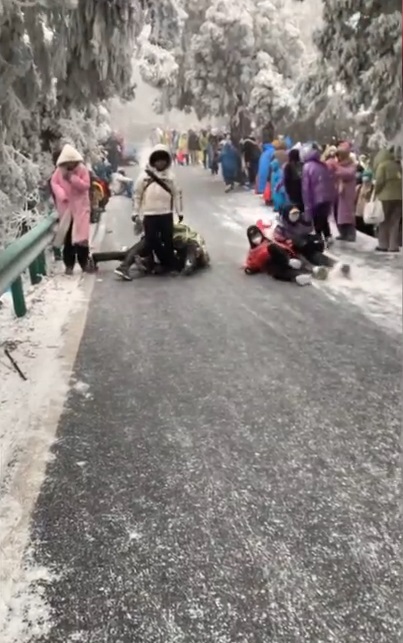 (有视频)游客将结冰斜路当“滑冰场”失控冲撞 一女子倒地抽搐