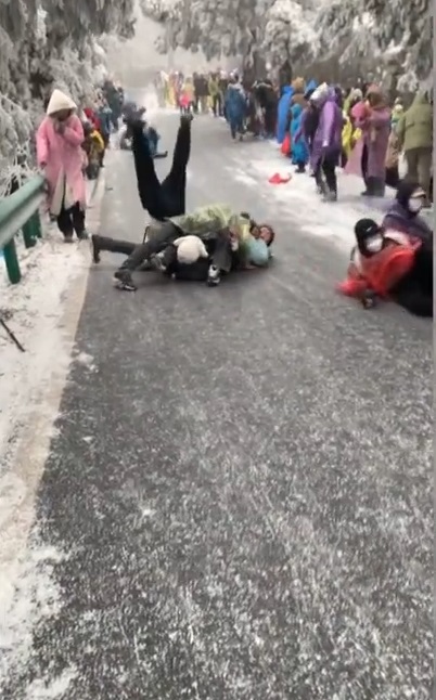 (有视频)游客将结冰斜路当“滑冰场”失控冲撞 一女子倒地抽搐