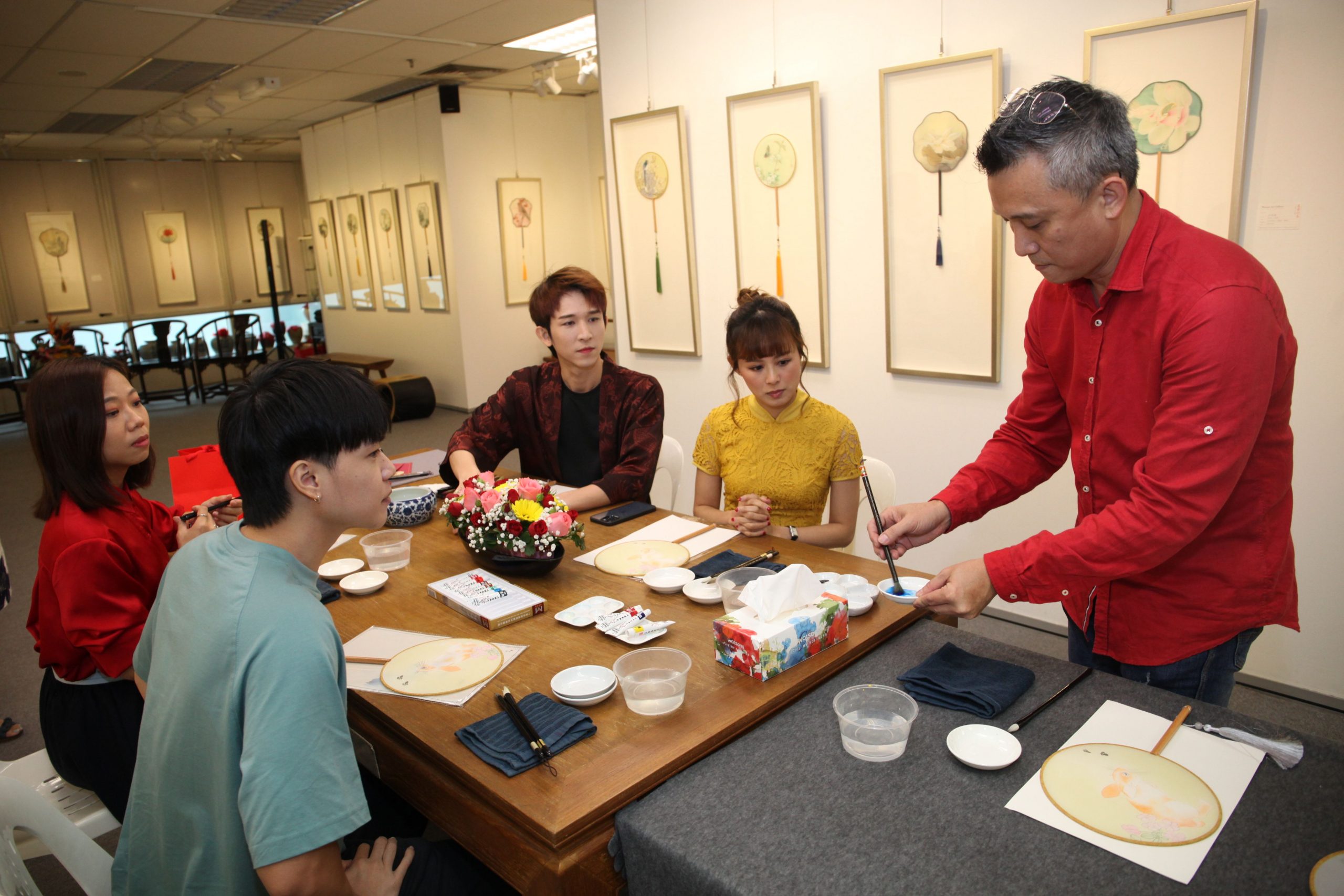 (设定年初一上网)小玉盛天俊卢信宥张心怡|一兔一绢扇 一字一心愿