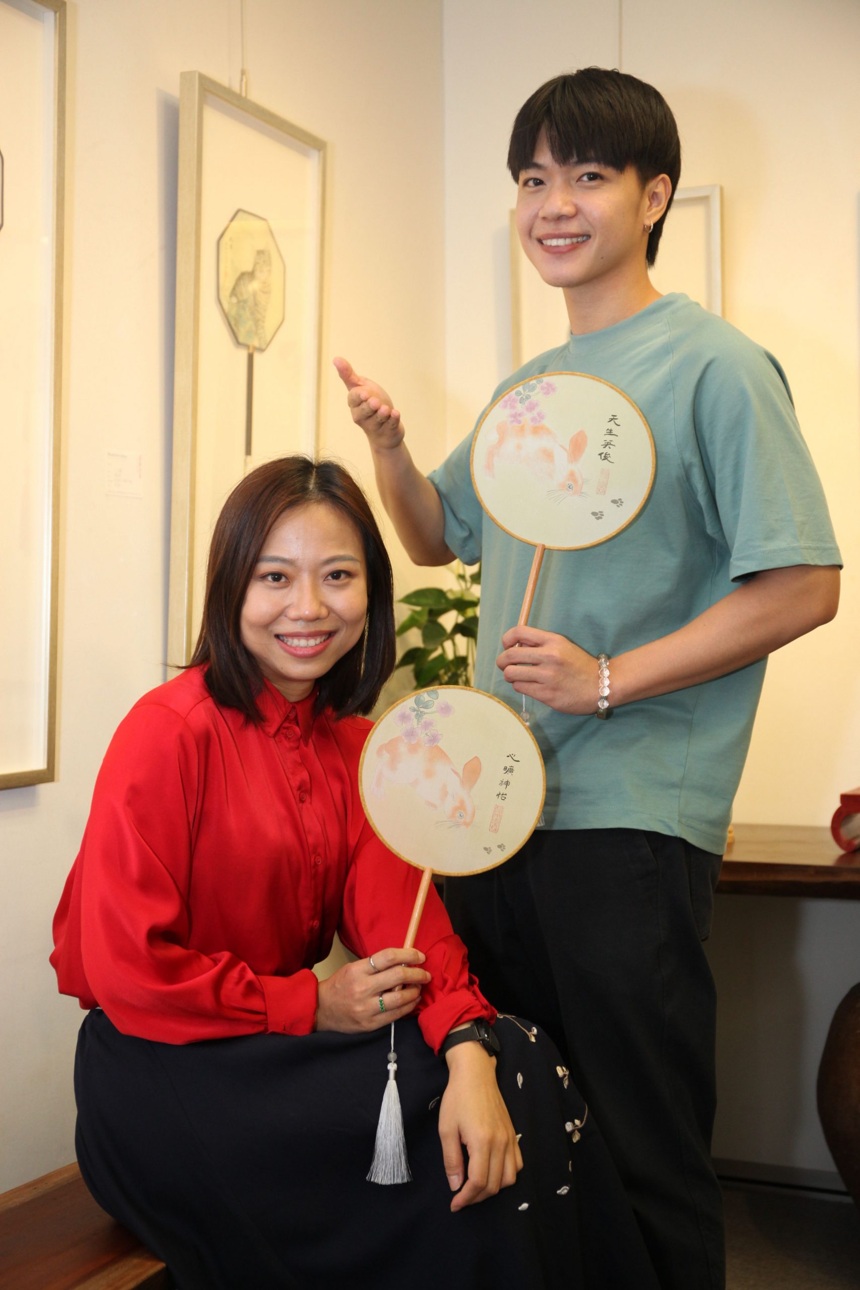 (设定年初一上网)小玉盛天俊卢信宥张心怡|一兔一绢扇 一字一心愿