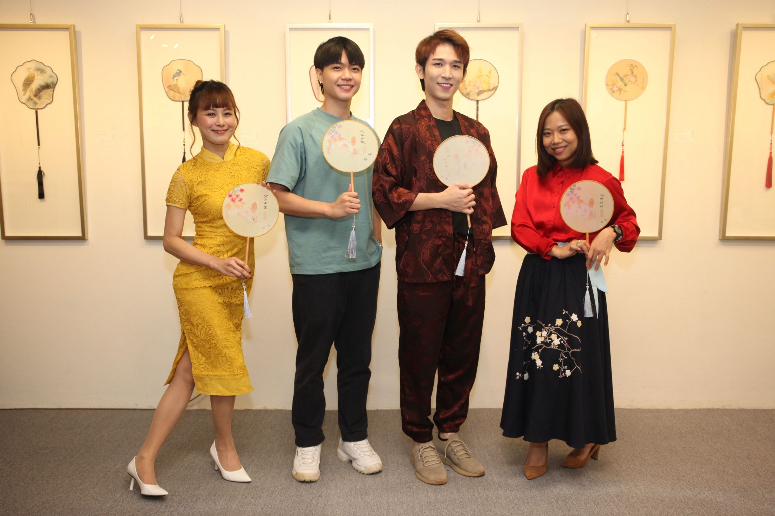 (设定年初一上网)小玉盛天俊卢信宥张心怡|一兔一绢扇 一字一心愿