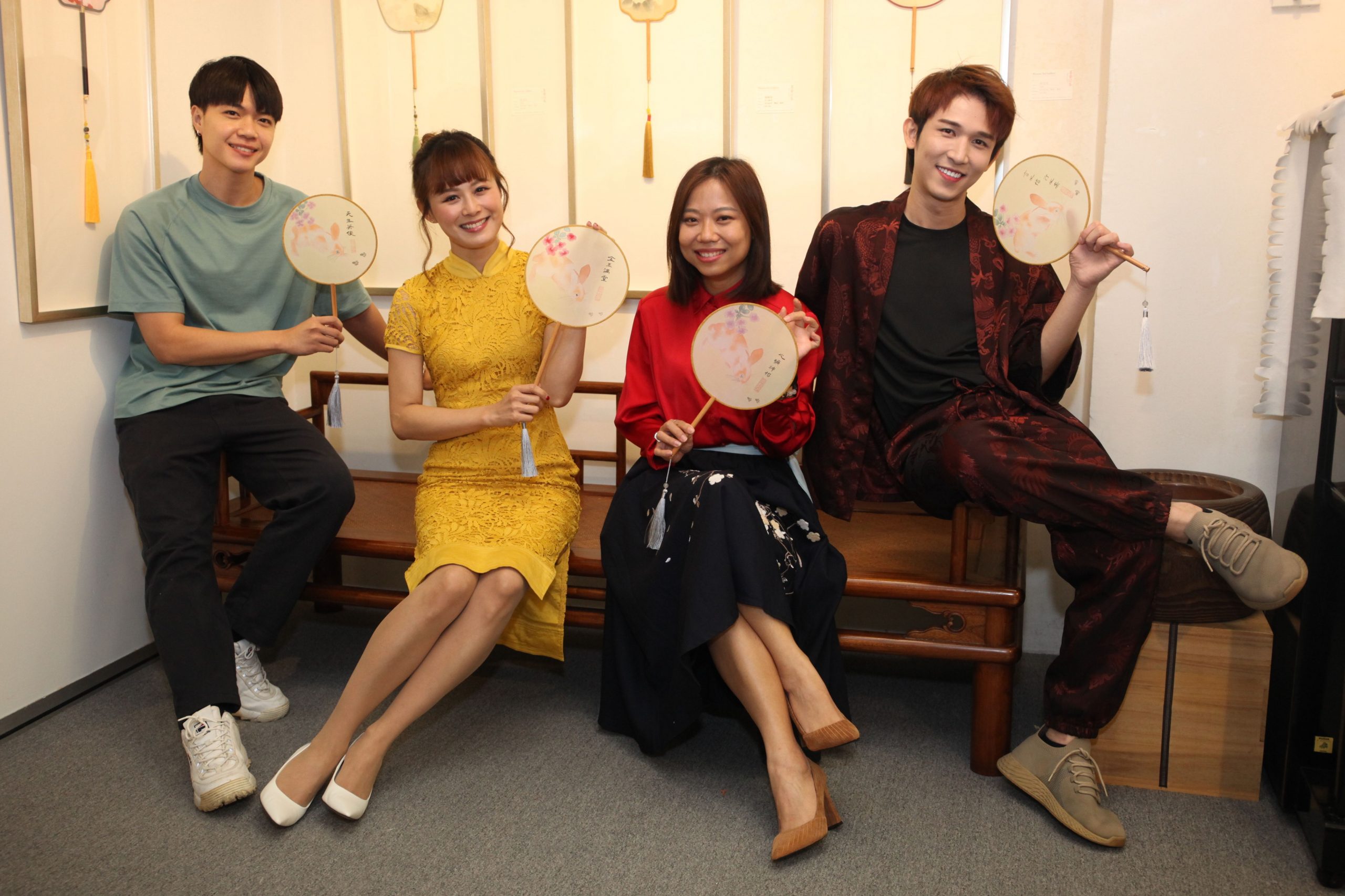 (设定年初一上网)小玉盛天俊卢信宥张心怡|一兔一绢扇 一字一心愿