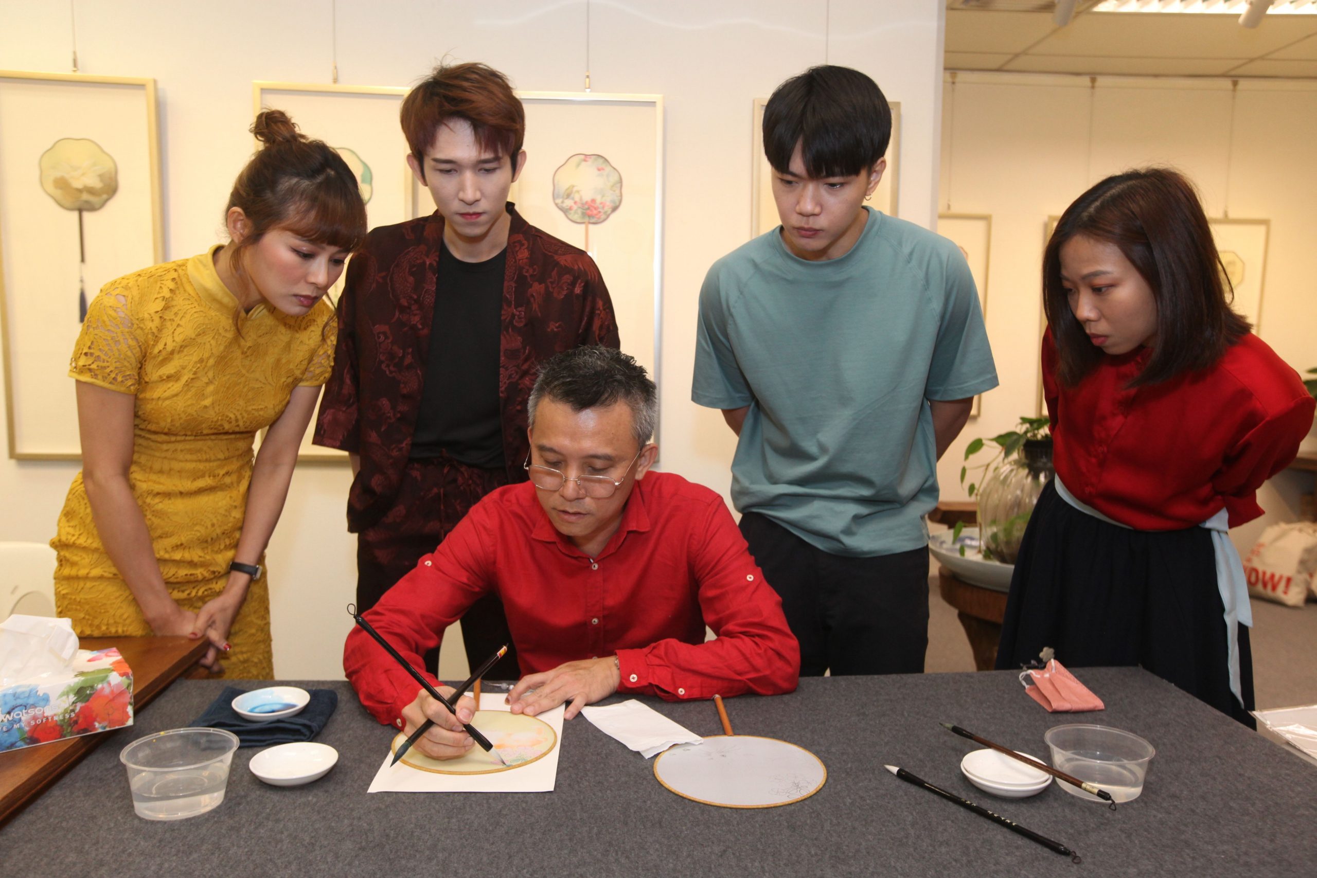 (设定年初一上网)小玉盛天俊卢信宥张心怡|一兔一绢扇 一字一心愿