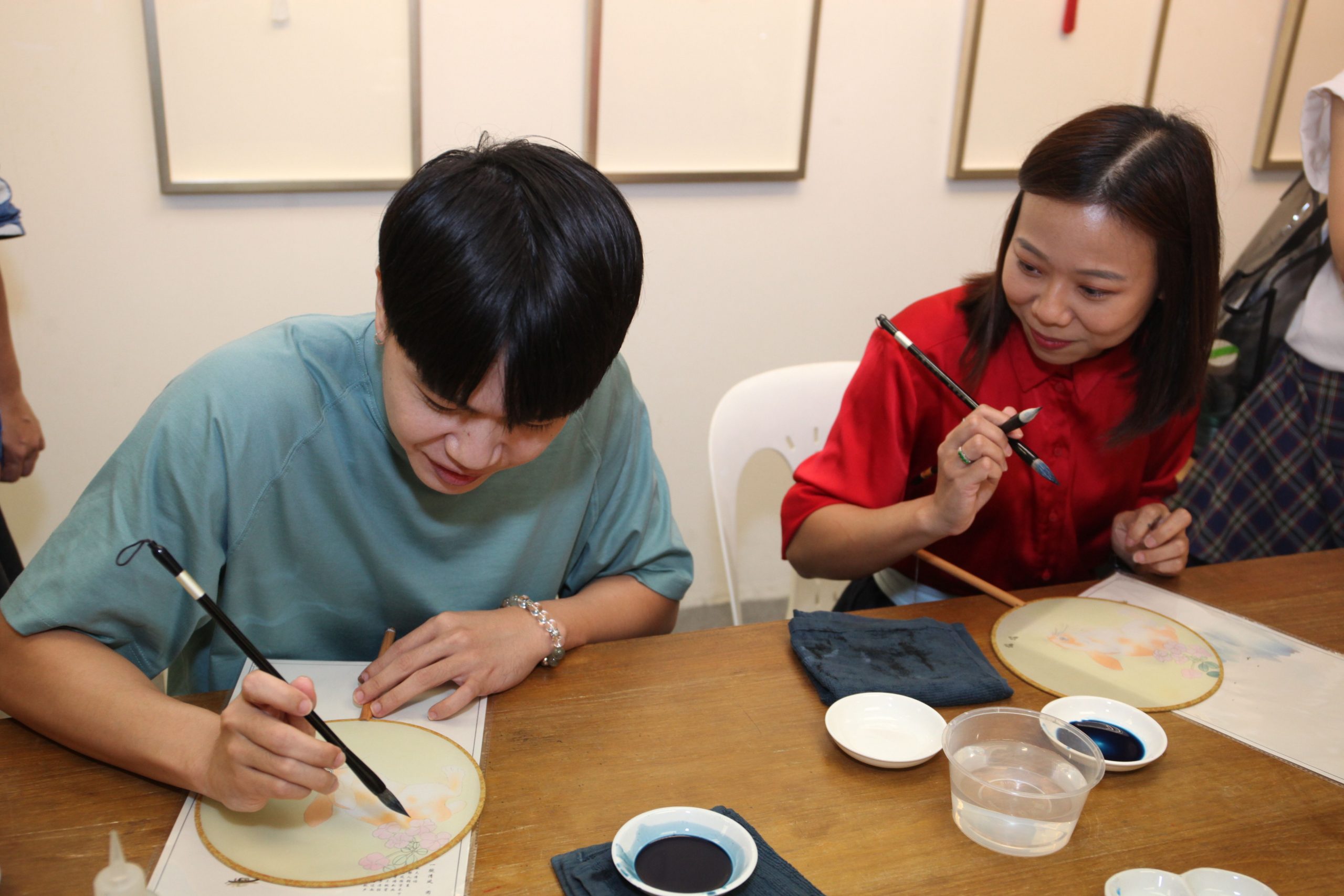 (设定年初一上网)小玉盛天俊卢信宥张心怡|一兔一绢扇 一字一心愿