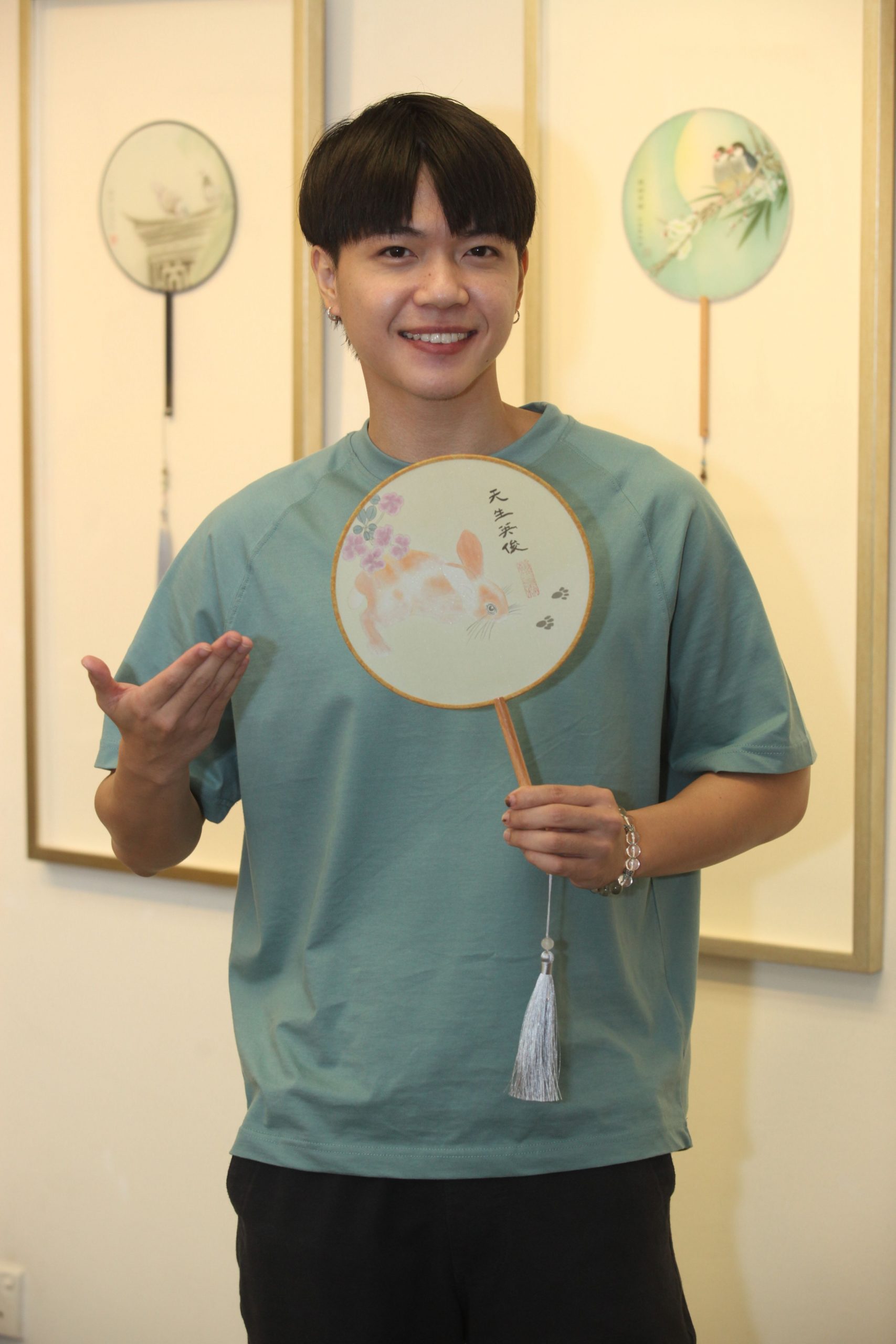 (设定年初一上网)小玉盛天俊卢信宥张心怡|一兔一绢扇 一字一心愿