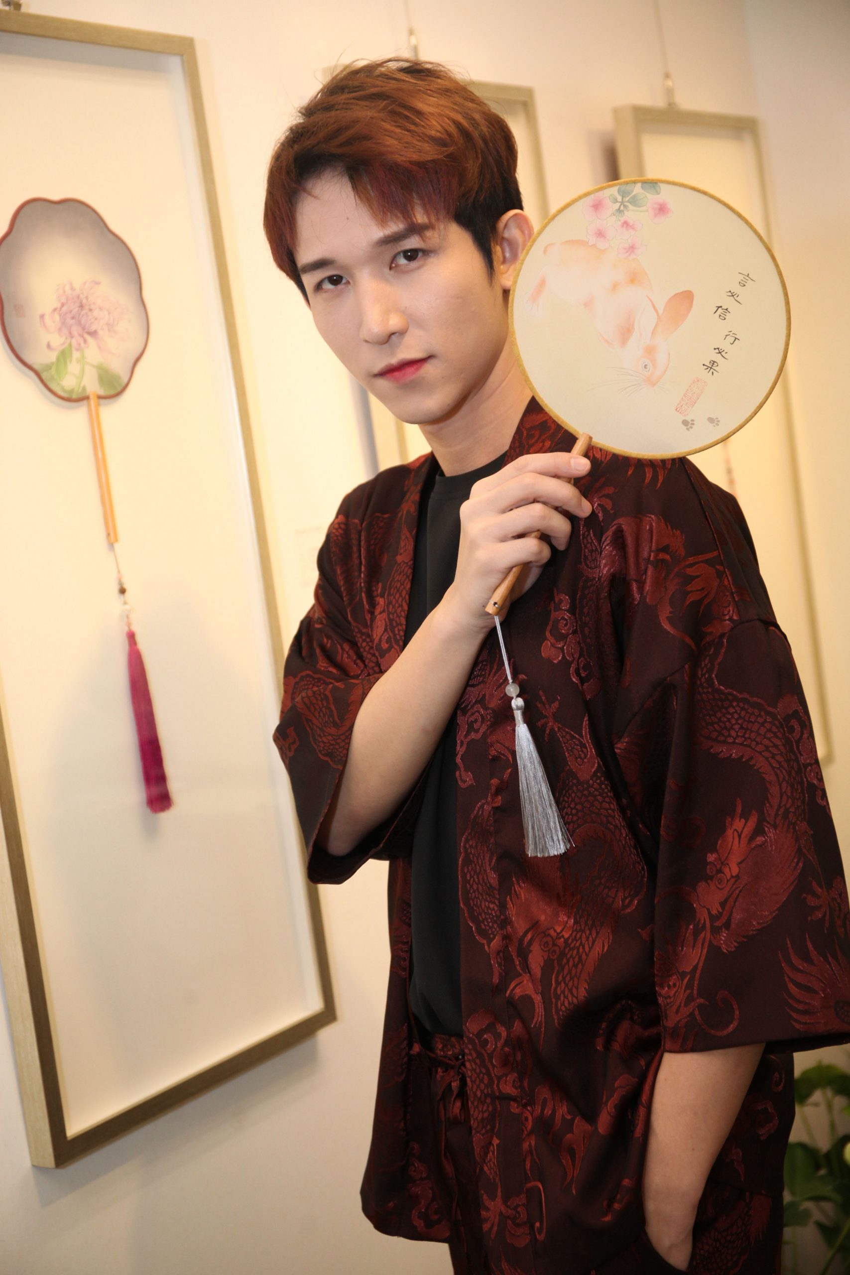 (设定年初一上网)小玉盛天俊卢信宥张心怡|一兔一绢扇 一字一心愿