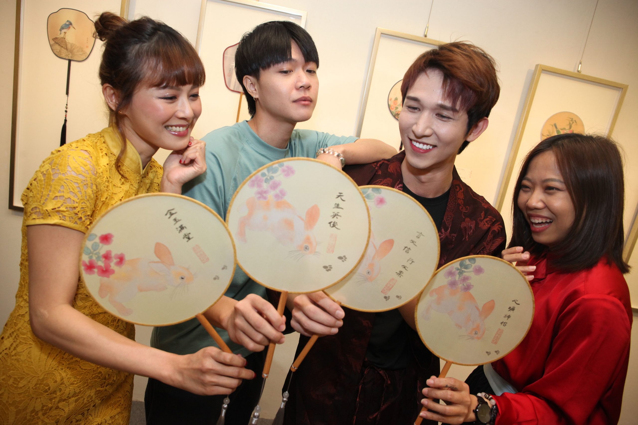 (设定年初一上网)小玉盛天俊卢信宥张心怡|一兔一绢扇 一字一心愿