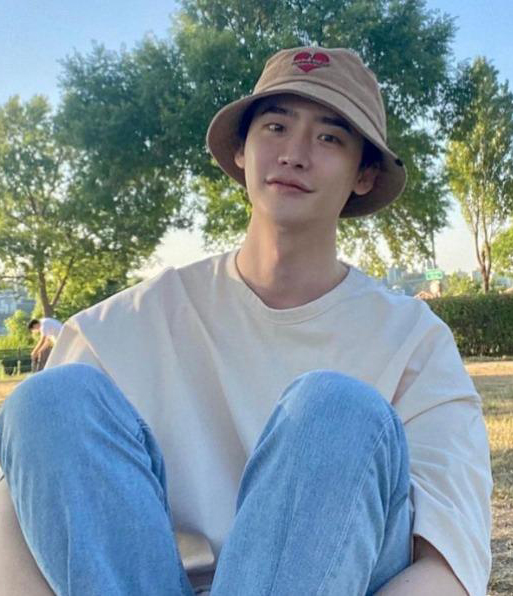 IU甜泄认爱原因 夸李钟硕稳重又可爱