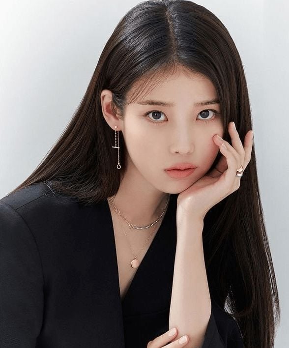 IU甜泄认爱原因 夸李钟硕稳重又可爱