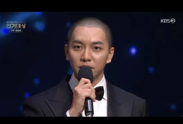 KBS演技大赏|李昇基剃光头惹关切 自嘲“别用怜悯眼光看我”