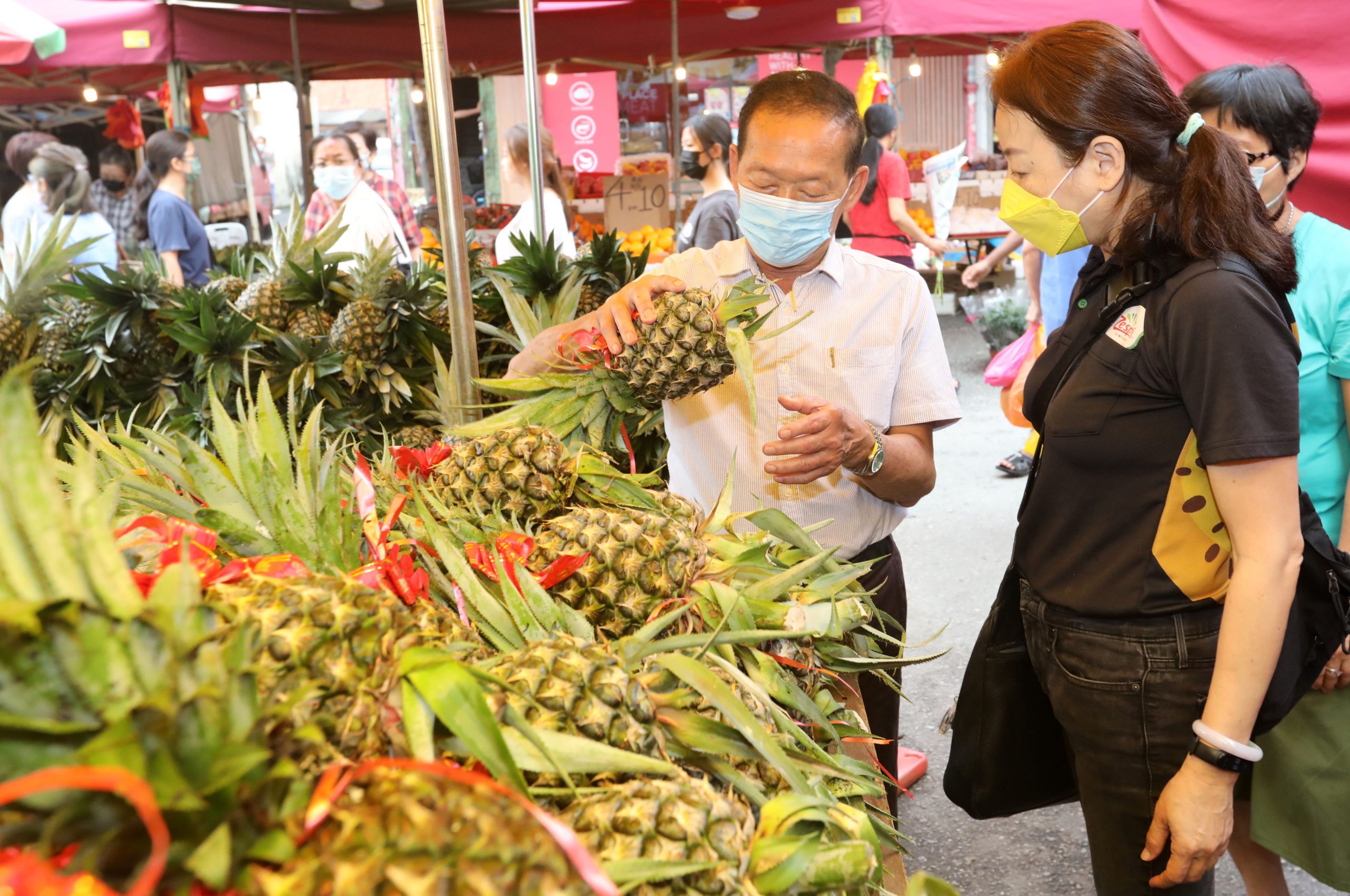 me02双头-大都会:小贩避免滞销 薄利多销年货/9图
