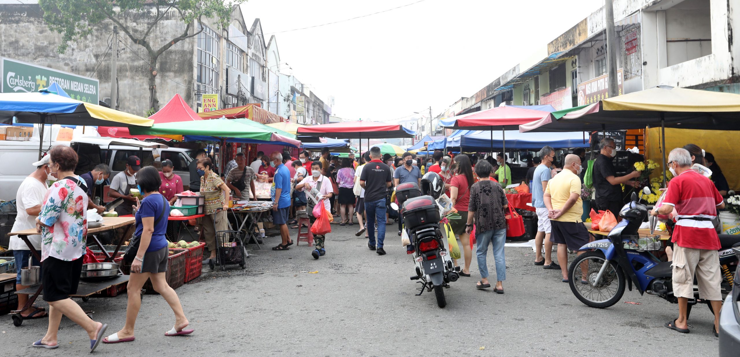 me02双头-大都会:小贩避免滞销 薄利多销年货/9图