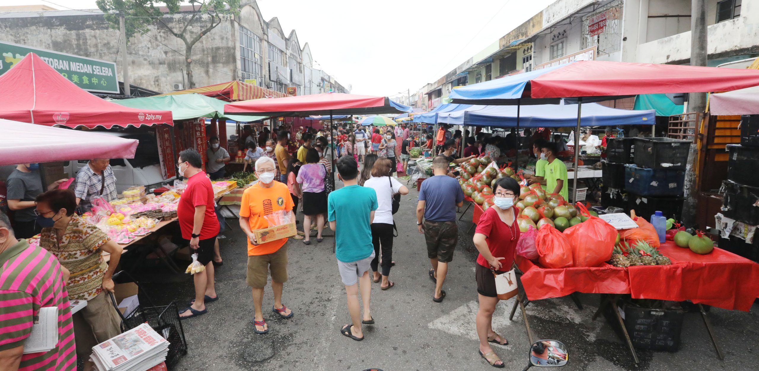 me02双头-大都会:小贩避免滞销 薄利多销年货/9图