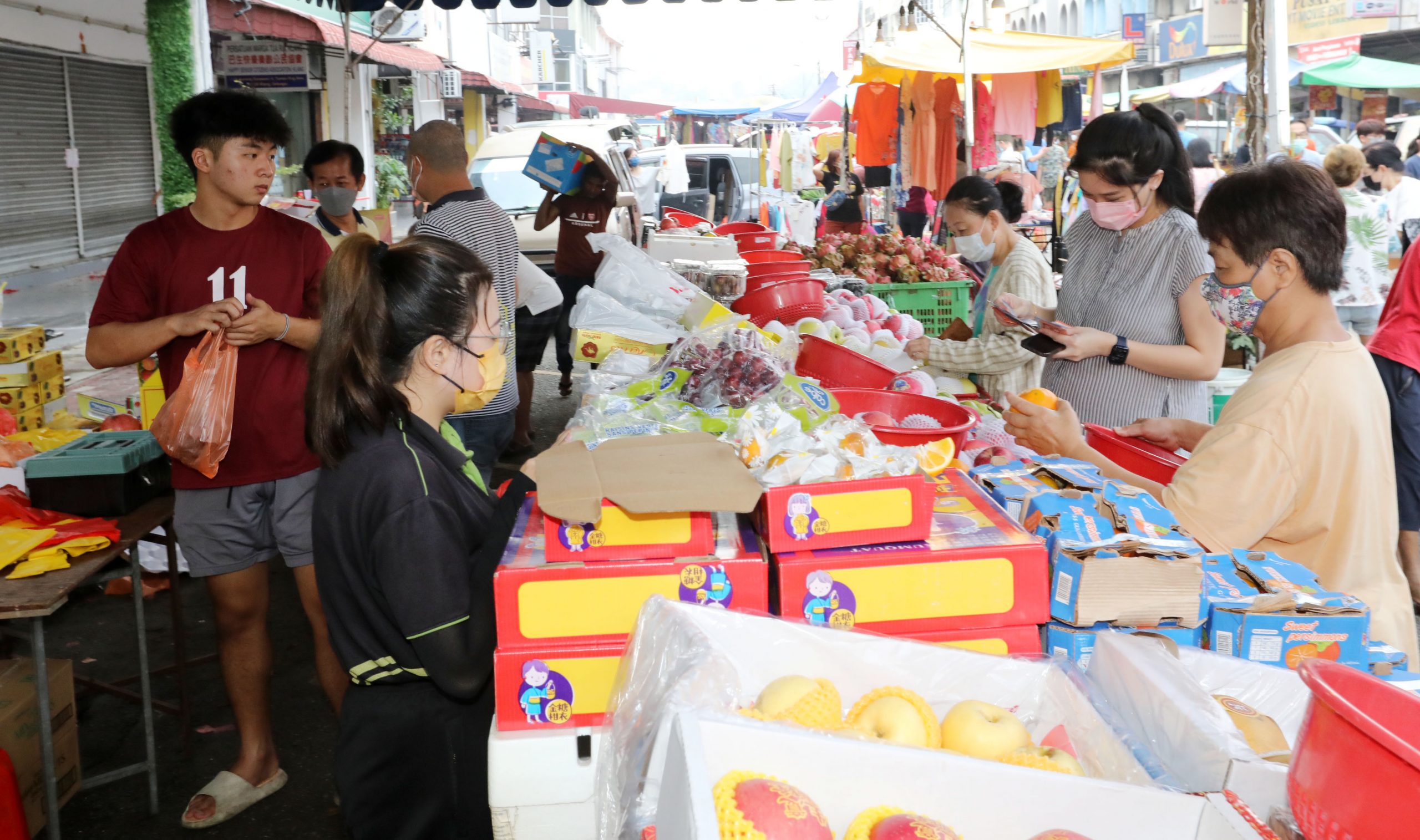 me02双头-大都会:小贩避免滞销 薄利多销年货/9图