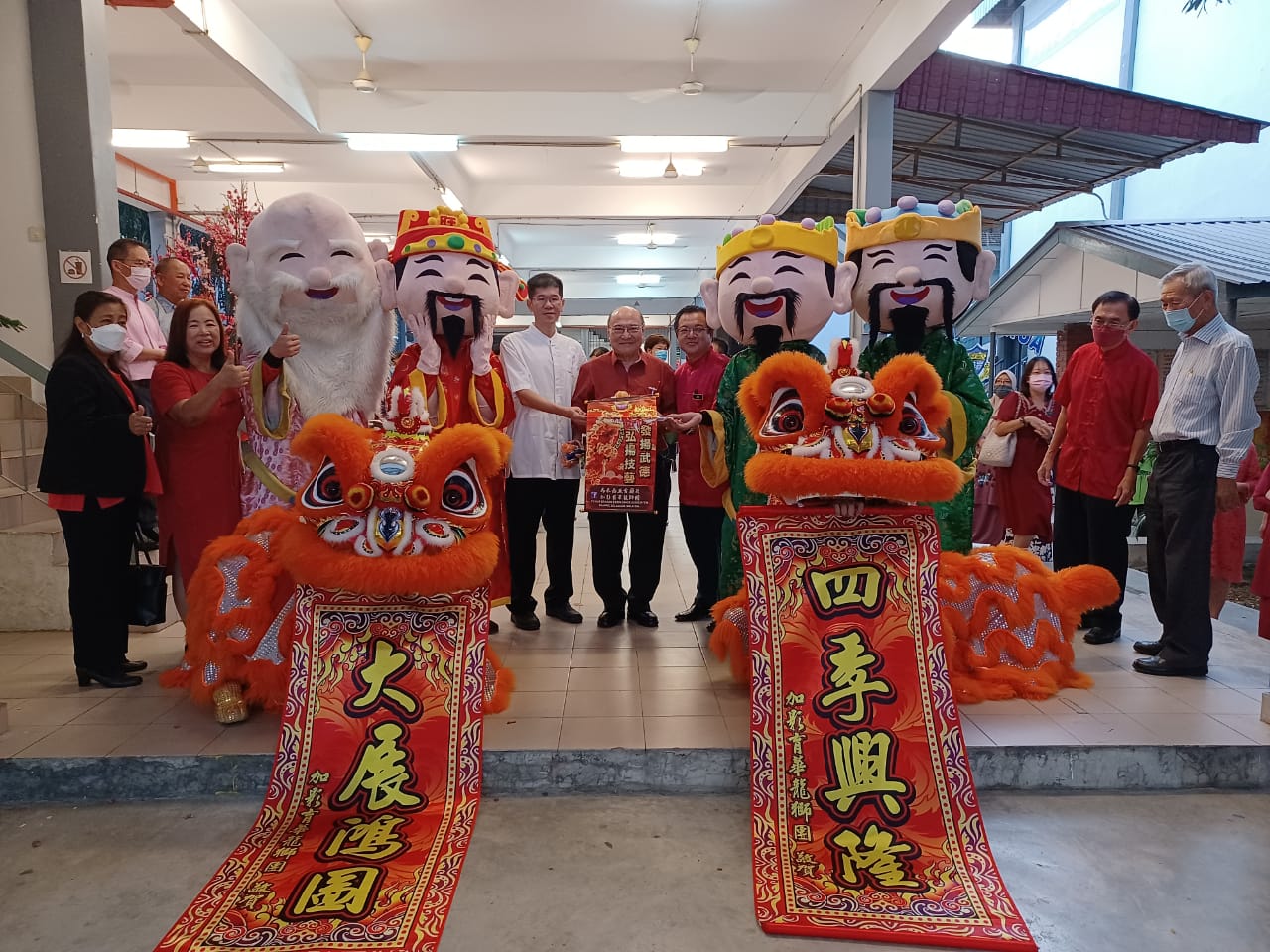 MZ05-大都会/育华华中分派祝福红包和书签给学生们,传承新年祝福