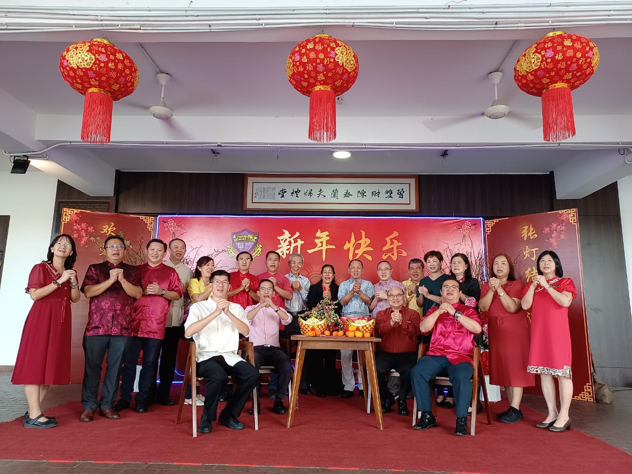 MZ05-大都会/育华华中分派祝福红包和书签给学生们,传承新年祝福