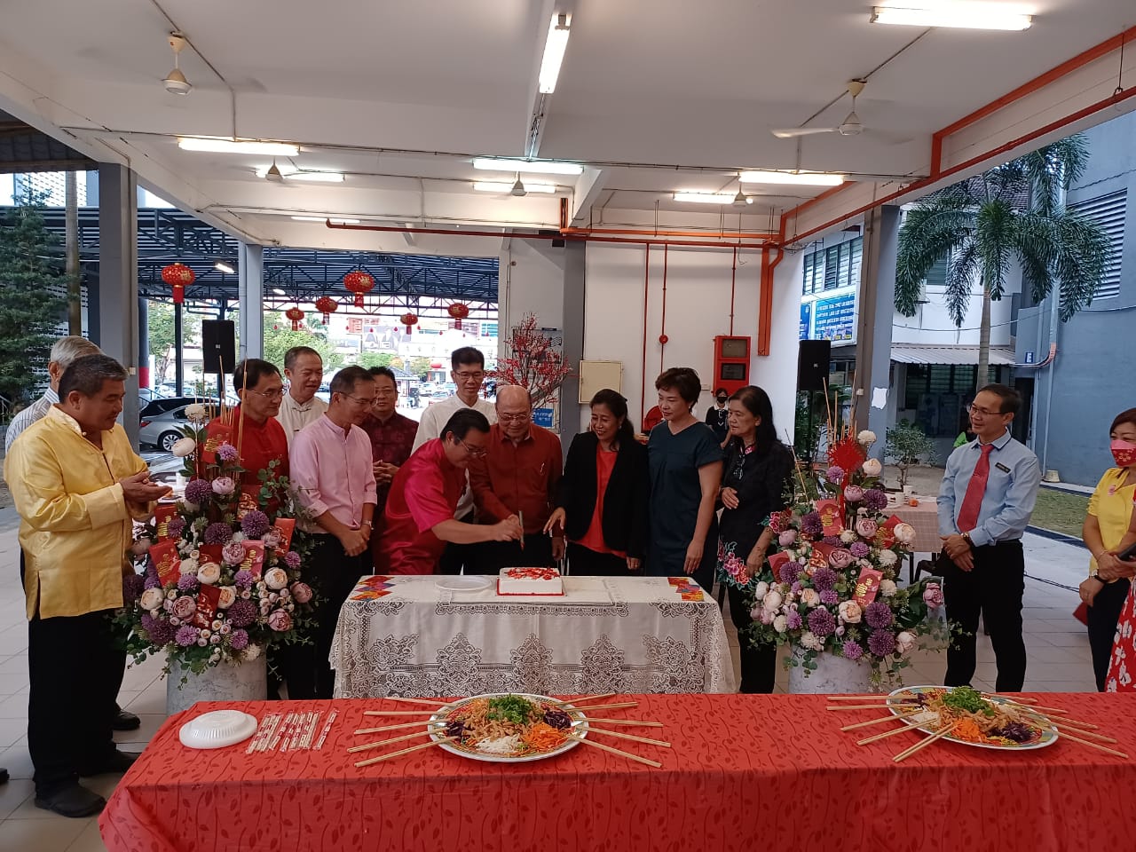 MZ05-大都会/育华华中分派祝福红包和书签给学生们,传承新年祝福