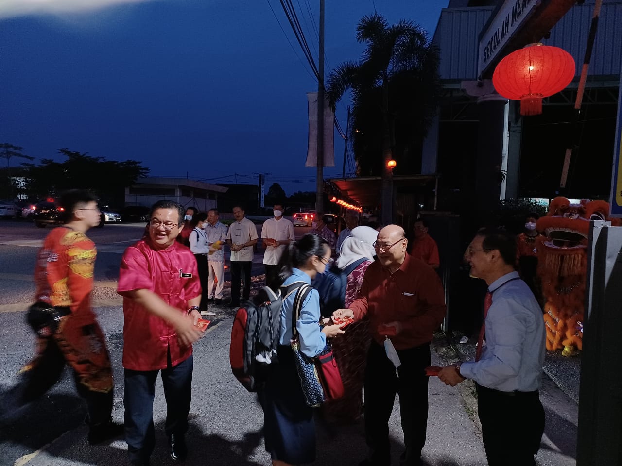 MZ05-大都会/育华华中分派祝福红包和书签给学生们,传承新年祝福