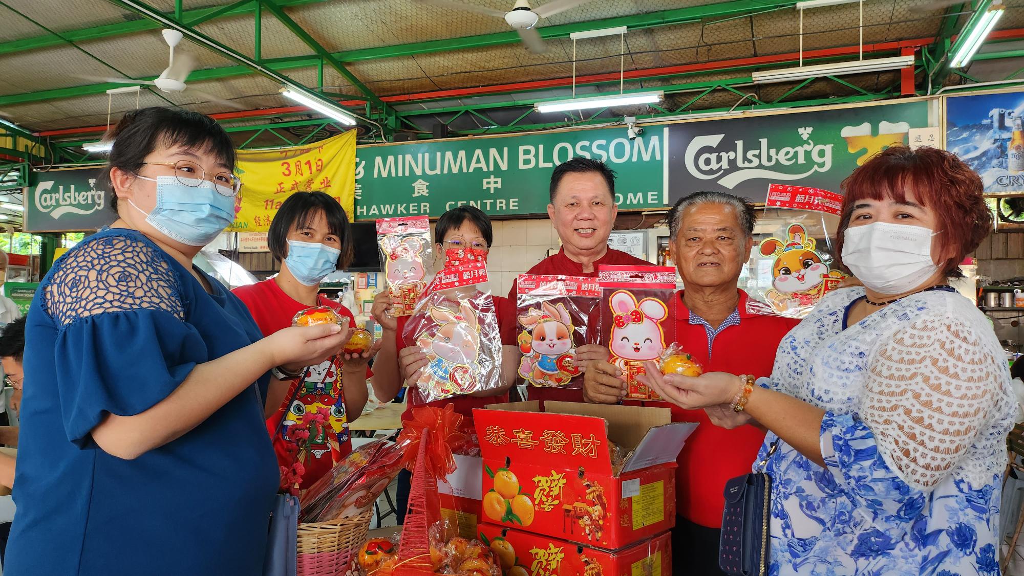 NS主文/“财神到!”财神爷万茂食肆派柑大受欢迎