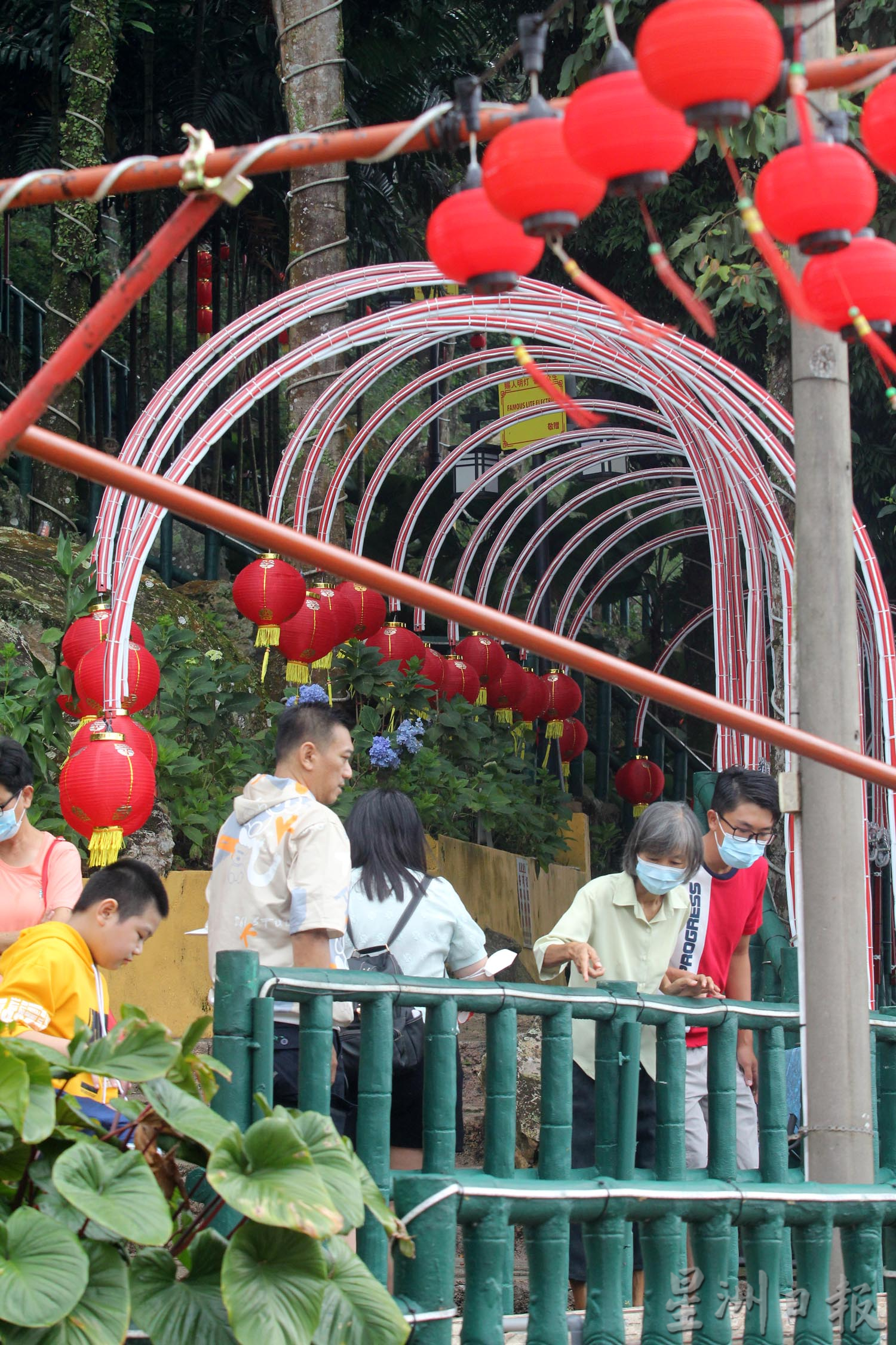 疫后“松绑”首个春节,庙宇重现鼎盛人潮