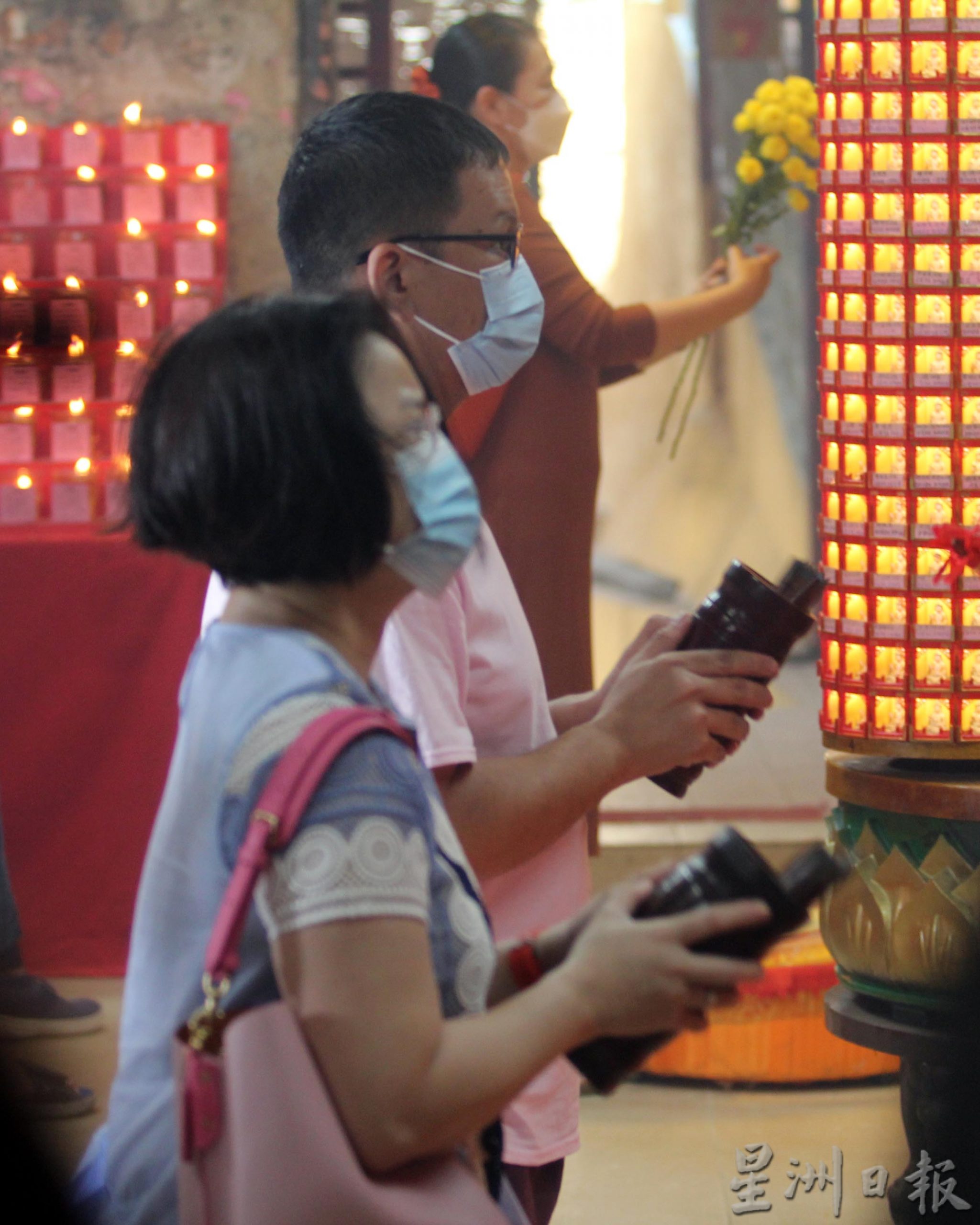 疫后“松绑”首个春节，庙宇重现鼎盛人潮