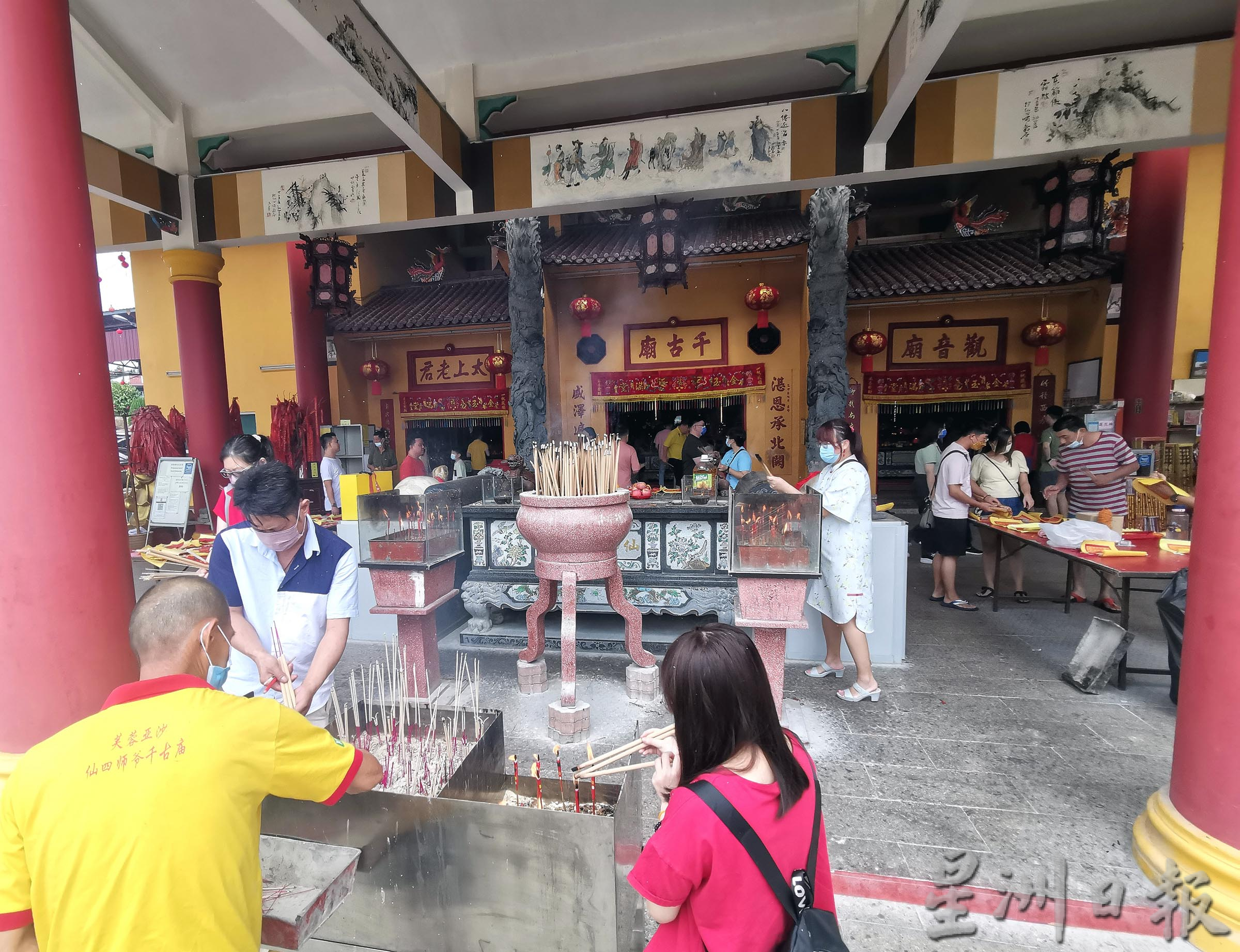 疫后“松绑”首个春节,庙宇重现鼎盛人潮