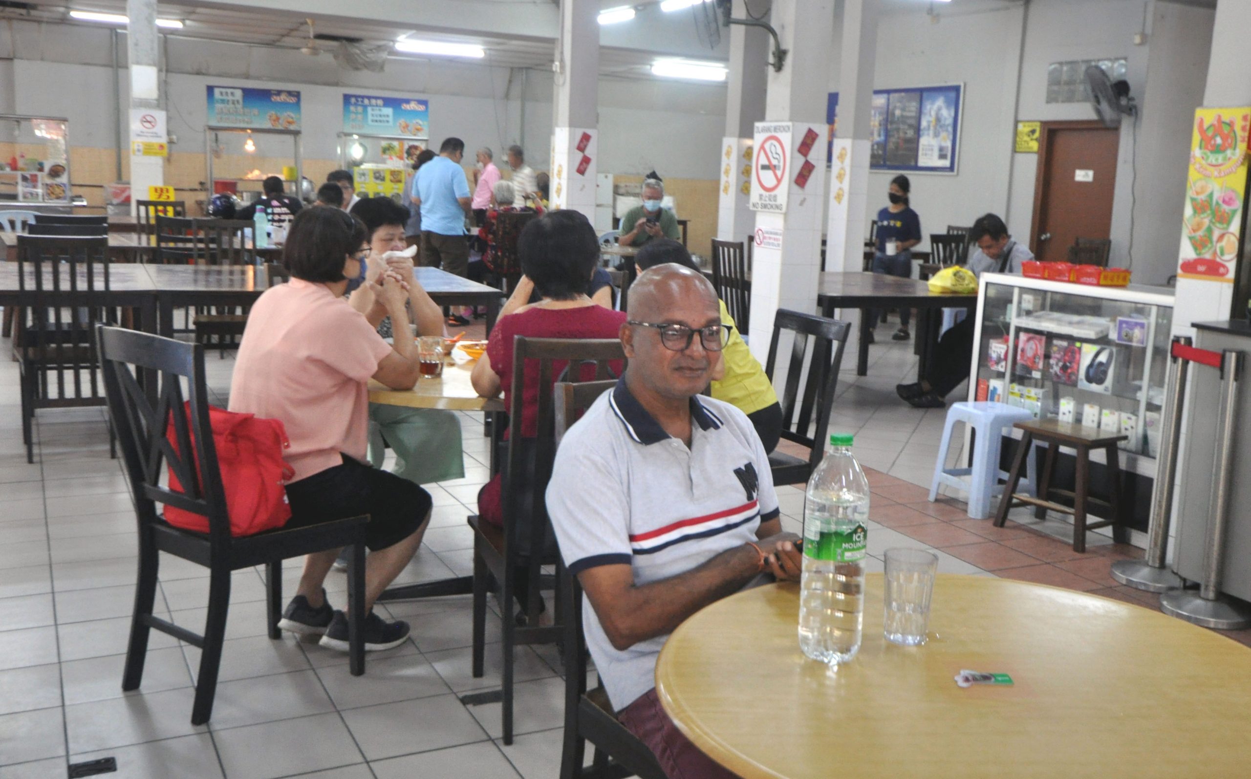 NS封面主文／芙蓉48小时制水，便利店矿泉水被“扫光”