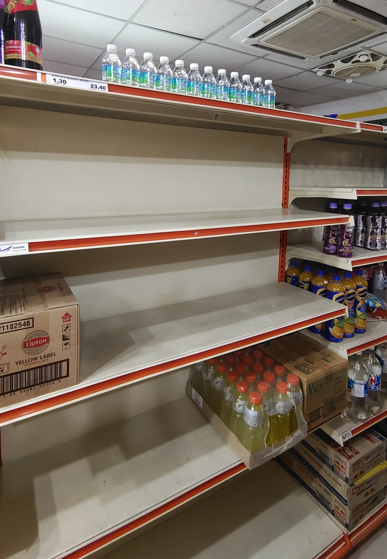 NS封面主文/芙蓉48小时制水,便利店矿泉水被“扫光”
