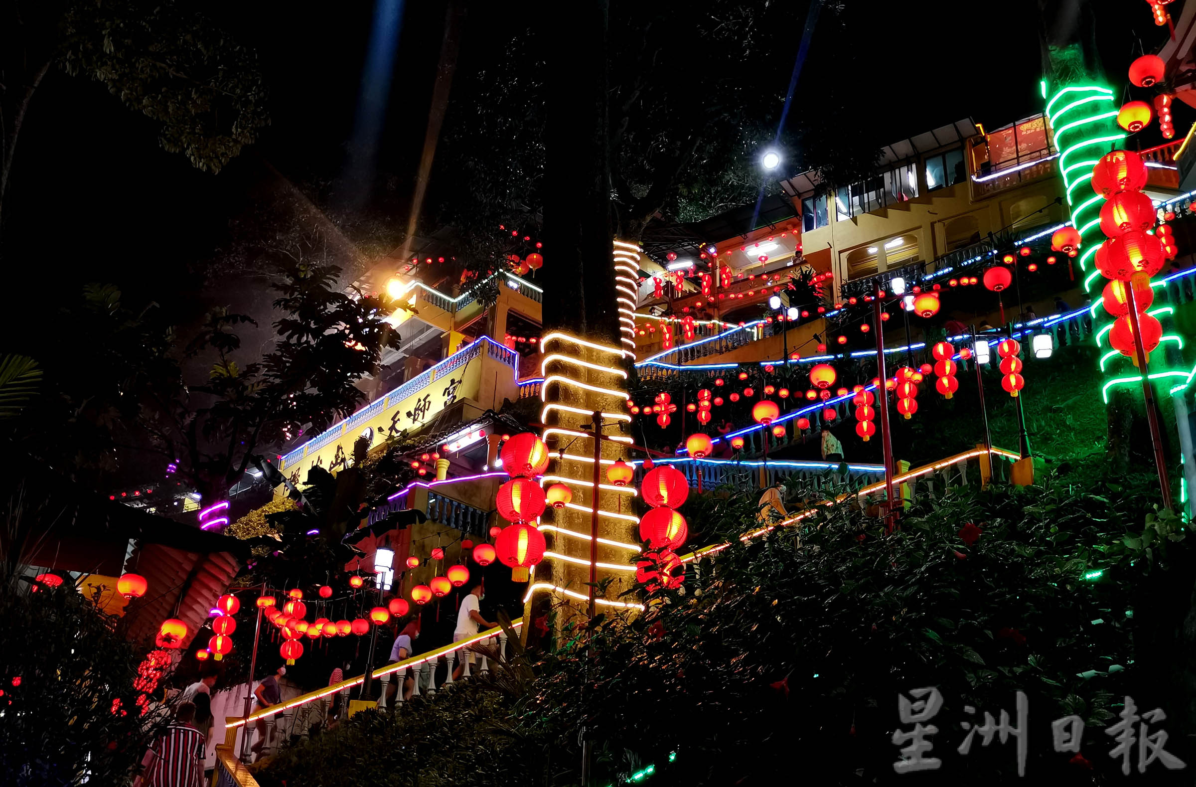 蜈蚣山天师宫除夕夜恢复热闹盛况，友族也来打卡