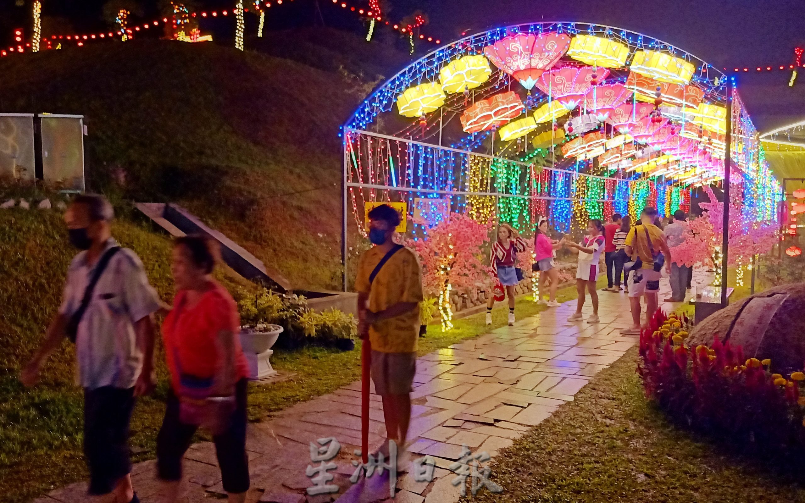 NS庇朥/ 庇朥西天宫金兔年新春花灯节,吸引全国各地善信拍照打卡。