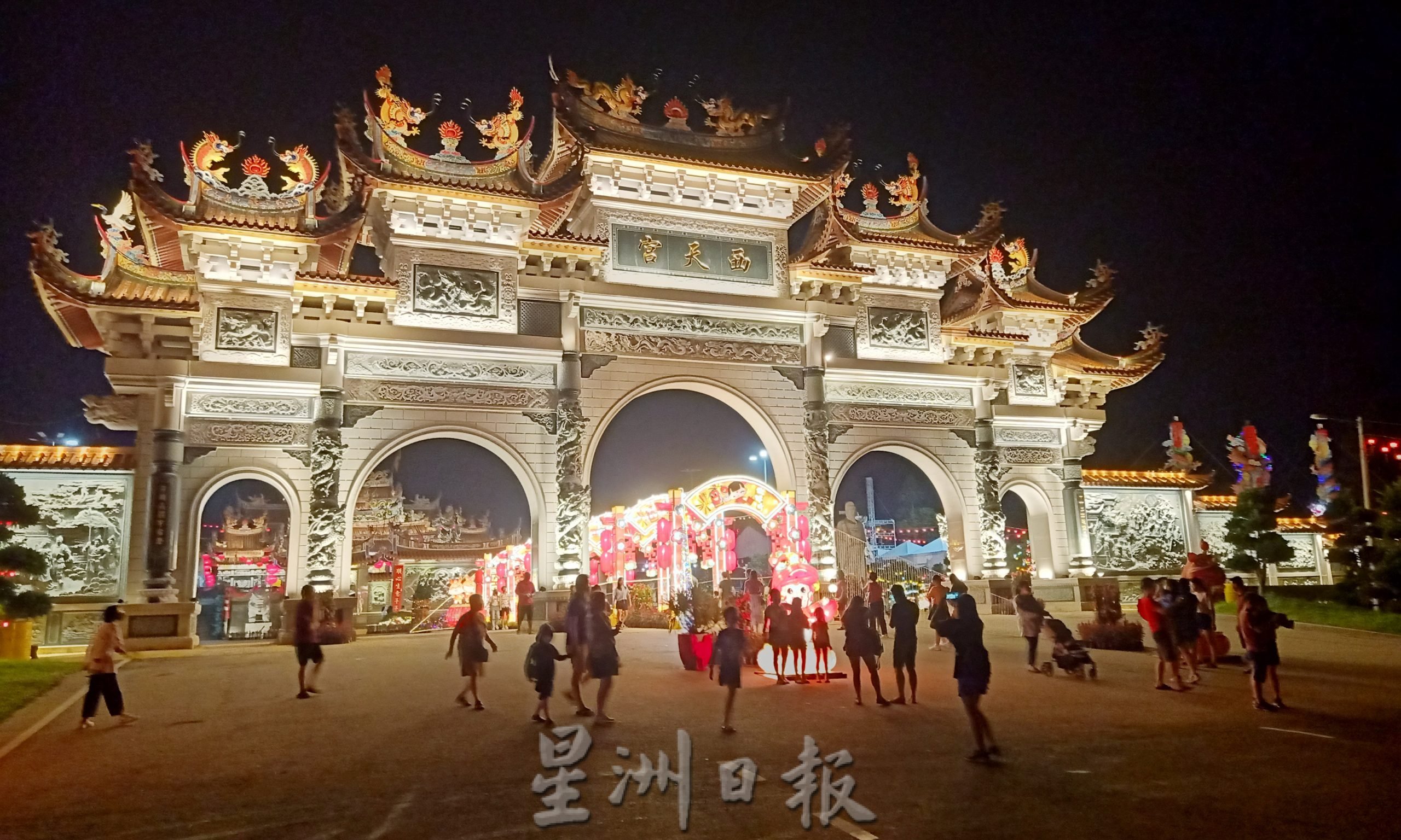 NS庇朥/ 庇朥西天宫金兔年新春花灯节，吸引全国各地善信拍照打卡。