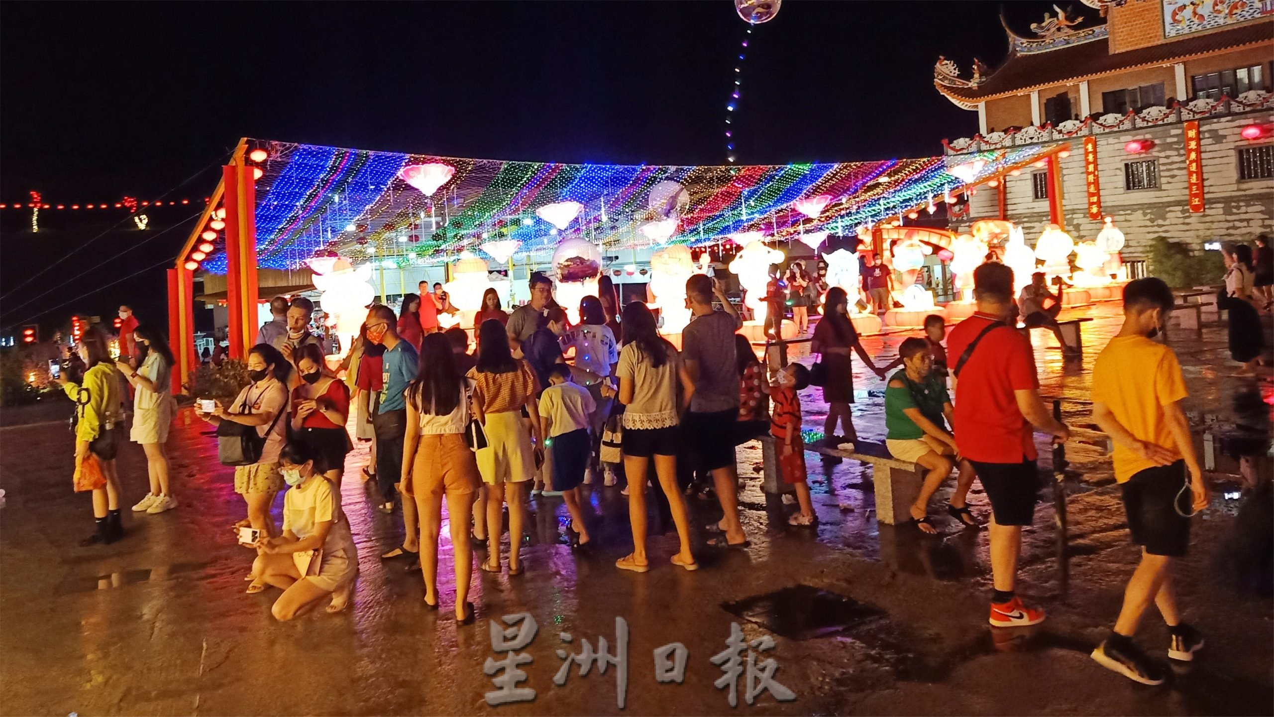 NS庇朥/ 庇朥西天宫金兔年新春花灯节，吸引全国各地善信拍照打卡。