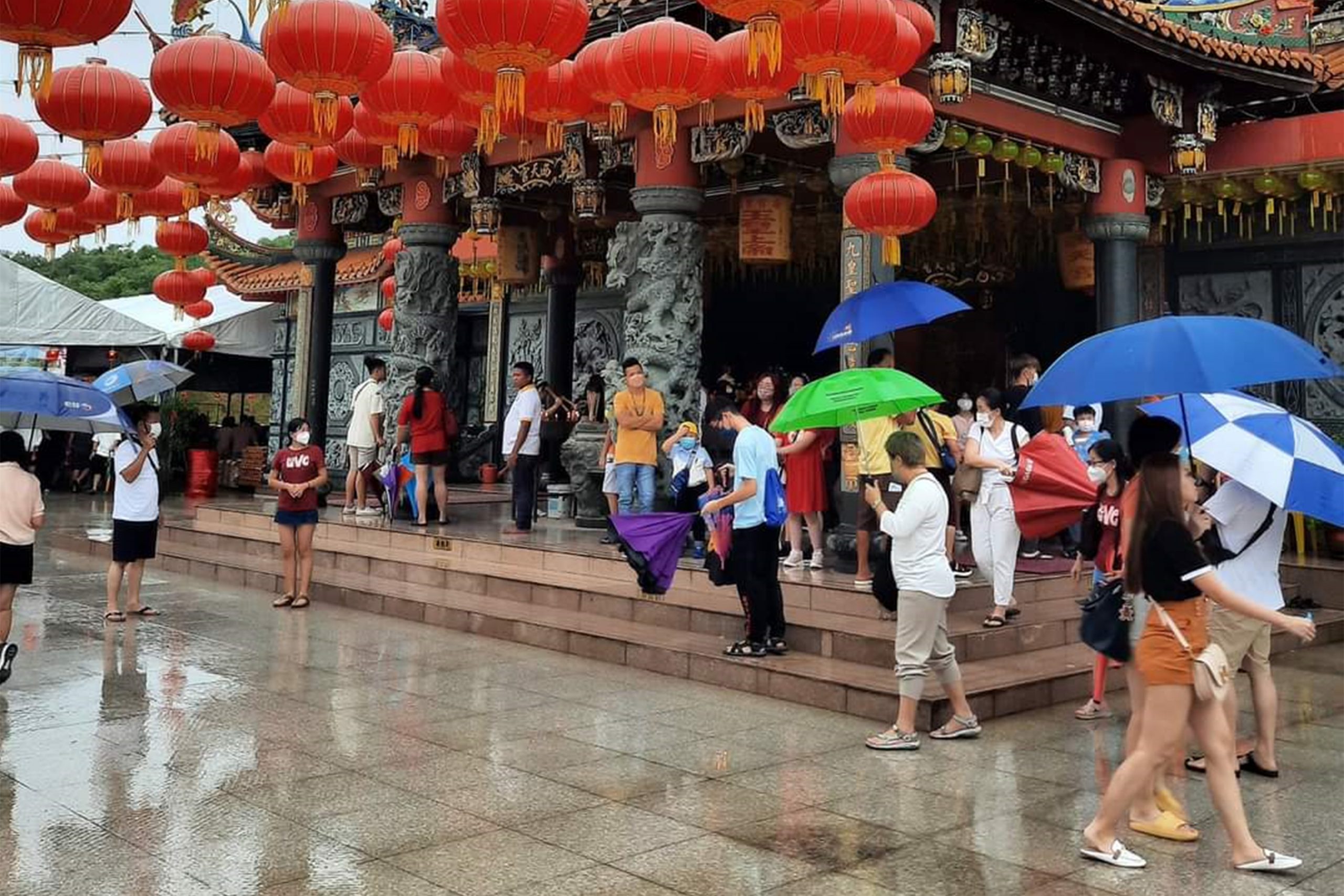 NS庇朥/ 庇朥西天宫金兔年新春花灯节,吸引全国各地善信拍照打卡。