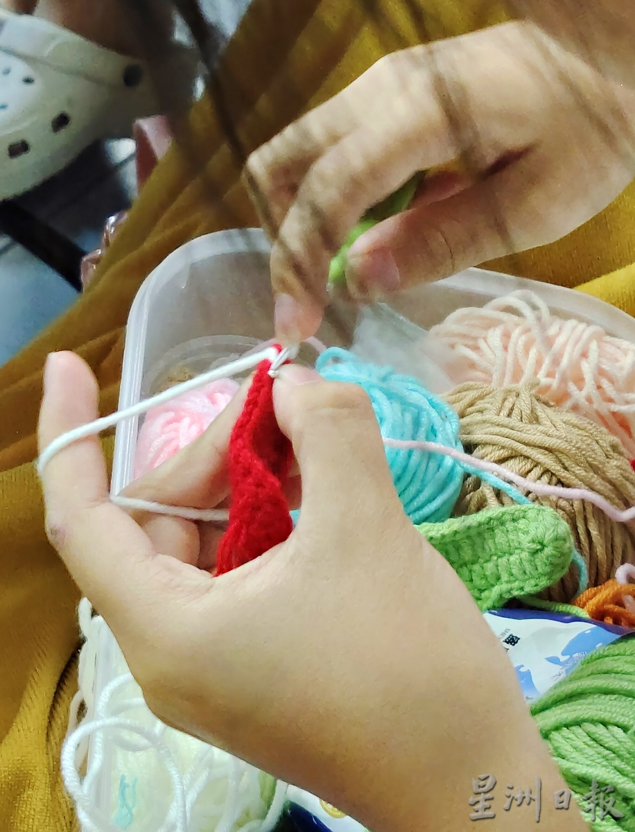 颜佳雯自学成才,钩针“兔耳发卡”开启创业路