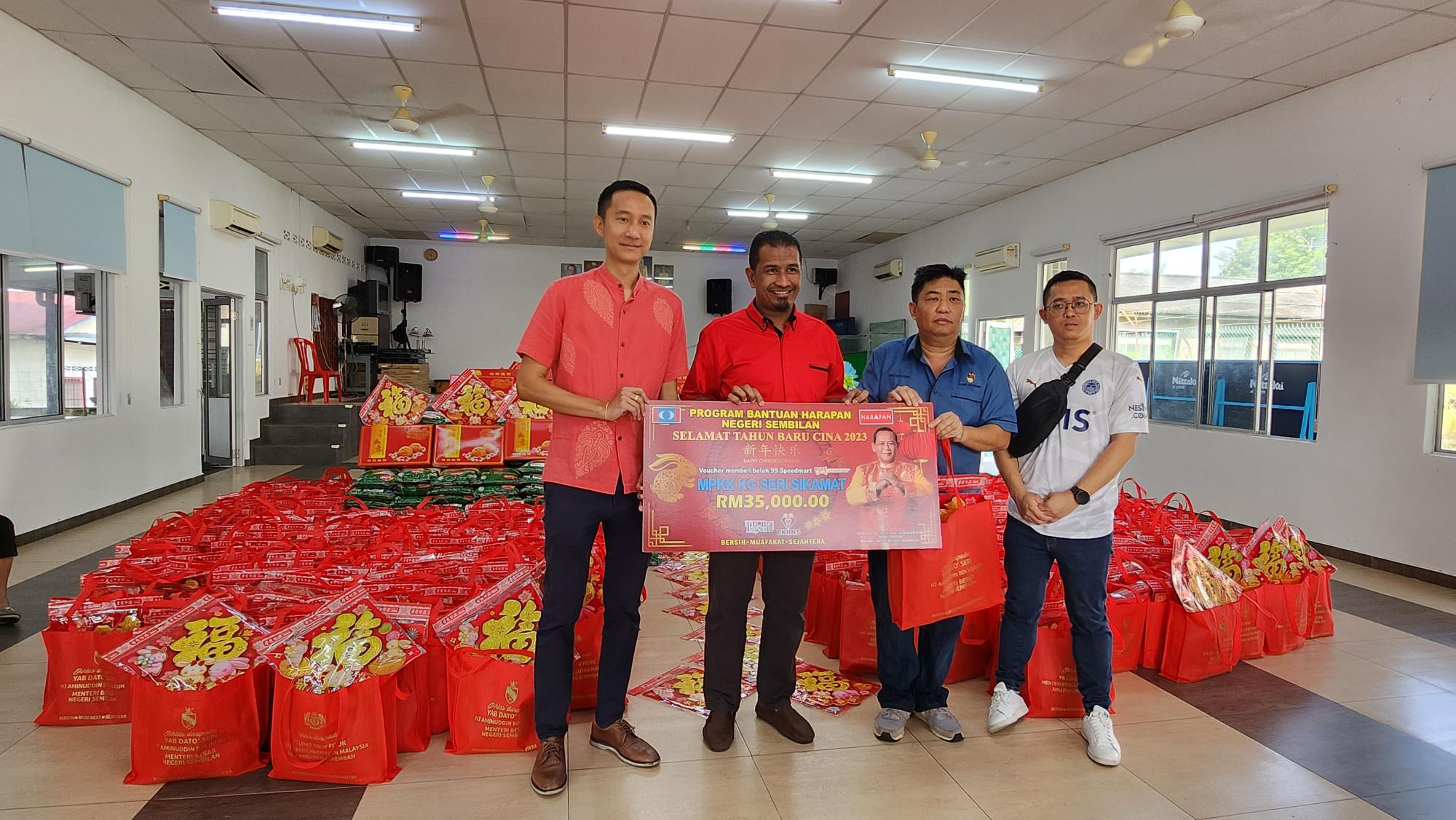 NS芙蓉／国州议员赞助新春礼袋和物资 350份赠小甘密新村村民