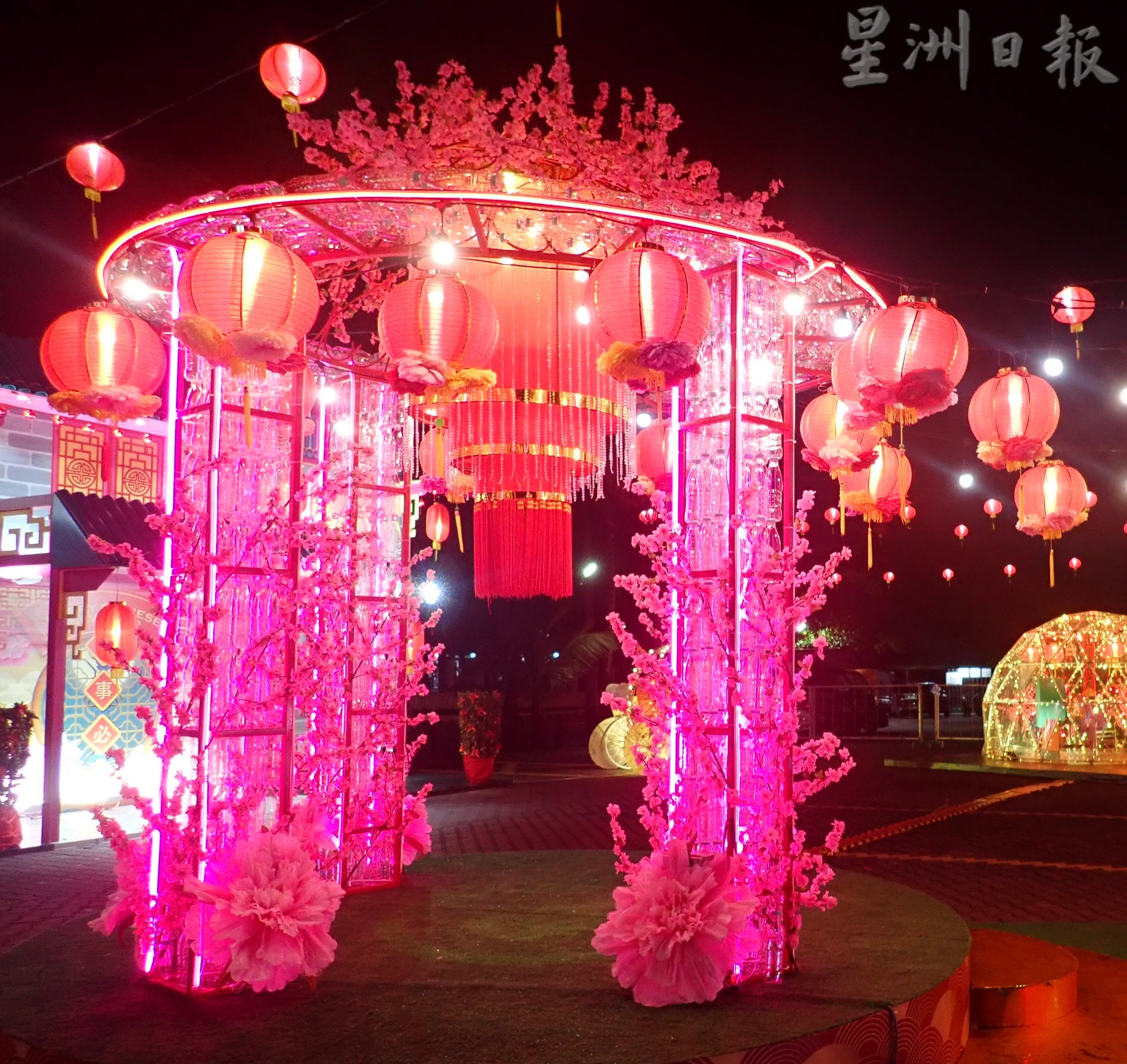 Spritzer生态公园披上新装 红彤彤装饰迎新春