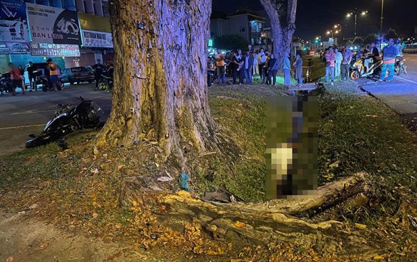 骑士被抛飞到沟渠处，头部受到重击，当场死亡。（警方提供）