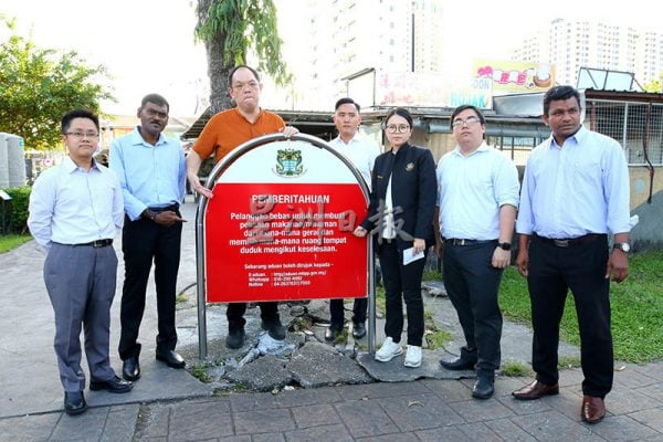 一众议员在新关仔角小贩中心召开发布会。左起为王宇航、苏海里、李俊杰、柯文林、陈汇萍、邓智伟和法鲁。