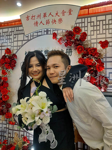 夜店DJ刘一平（左）第一次上班时候，林志仲（右）陪她上班，而且长期默默在背后支持她，终于打动刘一平，愿意选择与他共度余生。（黄腾辉摄）