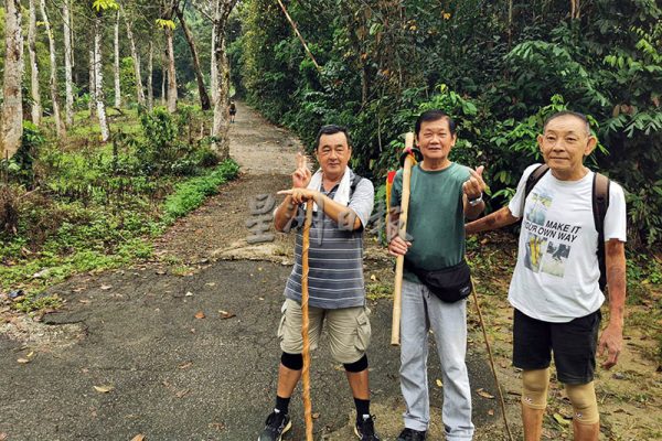 刘先生(左起)、陈锦财及郑顺吉结伴从山路登上卓坤山。(林昇春摄)