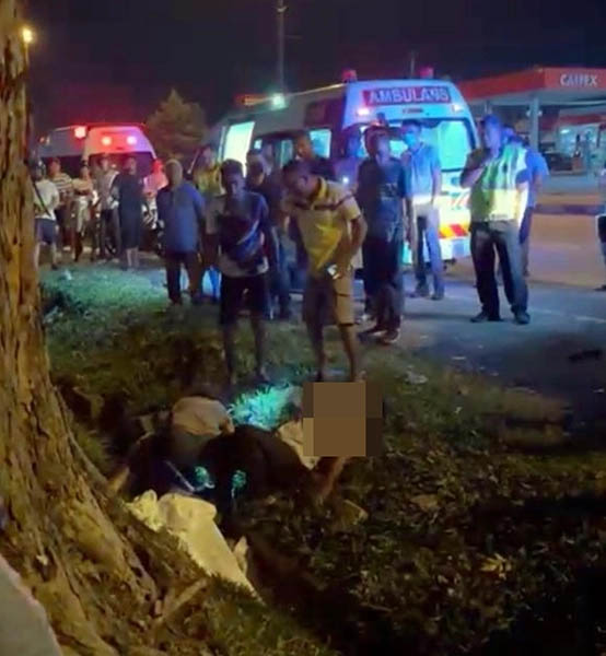 父亲将儿子遗体从沟渠中抱出，夫妻俩撕心裂肺的仰天痛哭，场面悲凄哀伤。（取自社交媒体）