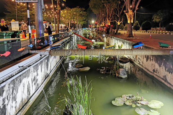 夜間的人民水族館在燈光襯托下曾散發迷人景色。