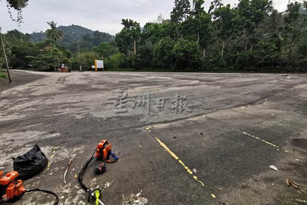 禁止民众进入后,大山脚森林公园内的停车场空荡荡。(林昇春摄)
