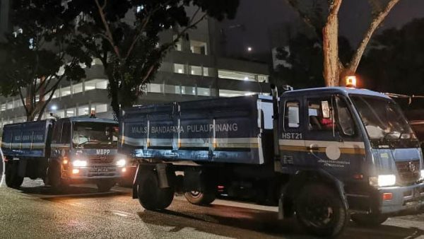 接管2承包商的工作后,市厅必须增加人手、垃圾车和机械装置。(图:槟岛市政厅脸书专页)