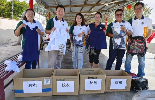 吉华S校家协理事首次举办回收运动,反应不俗。左起是家协理事郑美洁、李斯贤、财政李晓颜、副校长黄伊莲、理事连立杰、理事陈威鸿。(黄惠玲摄)