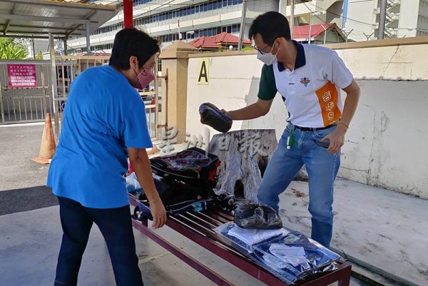 学生家长响应回收运动,捐出旧物给有需要者。(黄惠玲摄)